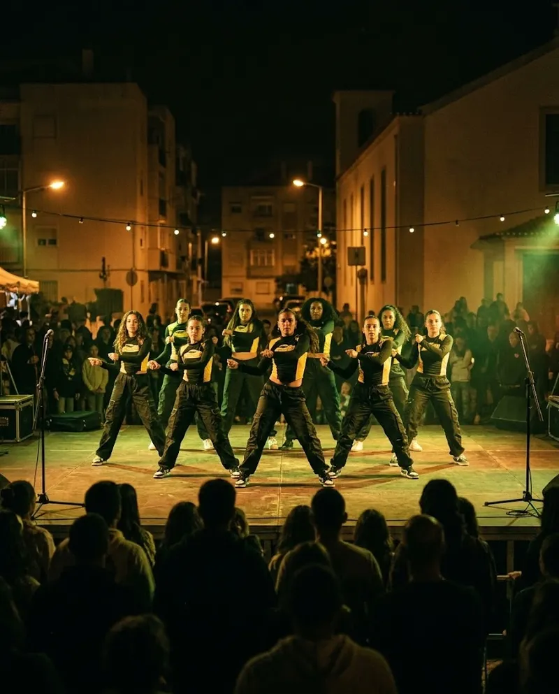 Crew de dancehall em formação num pequeno palco